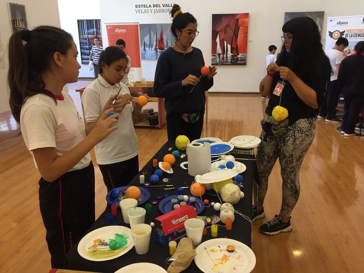 ExploraMaule's tweet photo. AHORA #Talca: Escolares juegan y aprende astronomía en #AstroMaker de #ExploraMaule @UTalca #DíaDeLaAstronomía #ChileMiraTuCielo #Tinkering https://t.co/K4NksfR6db