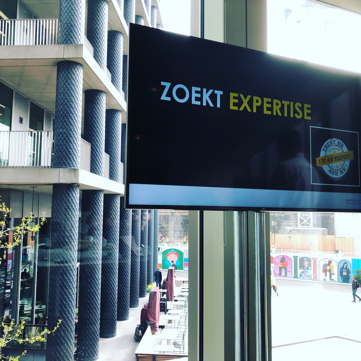 Elsdemey's tweet photo. Wat is er leuker dan een groep inspireren in #london? #storeofthefuture #retail #peppersandco https://t.co/tifwDawUOa