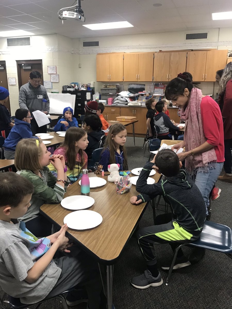 LauraLoehmann33's tweet photo. Learning about protecting our planet by reducing, reusing and recycling. #Wearemaplebrook #Empower203 #Insideoutclub #Curiosity #Kindness #Collaboration https://t.co/LYbygj3c7E