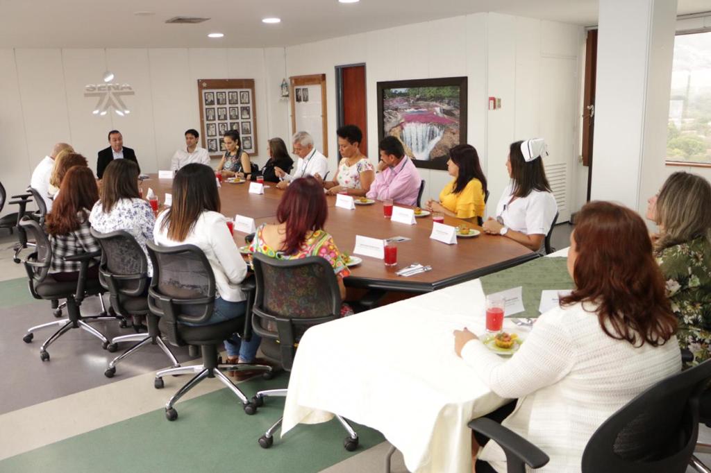 SENAComunica's tweet photo. En sesión de trabajo, el director general @EstradaCarlosM se reúne con algunos miembros de su equipo directivo de @SENAComunica en #Antioquia. Espacio para el diálogo y el fortalecimiento de estrategias en esta Regional. #SomosSENA https://t.co/sLp05kURru