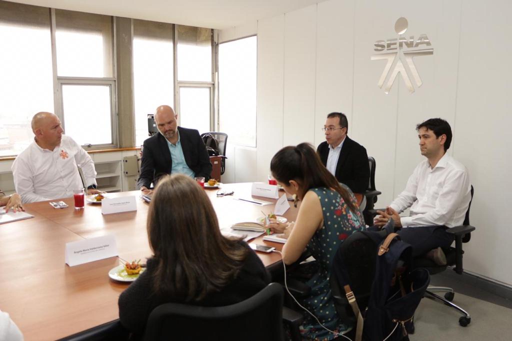 SENAComunica's tweet photo. En sesión de trabajo, el director general @EstradaCarlosM se reúne con algunos miembros de su equipo directivo de @SENAComunica en #Antioquia. Espacio para el diálogo y el fortalecimiento de estrategias en esta Regional. #SomosSENA https://t.co/sLp05kURru