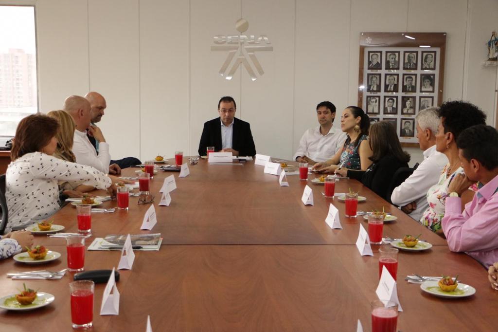 SENAComunica's tweet photo. En sesión de trabajo, el director general @EstradaCarlosM se reúne con algunos miembros de su equipo directivo de @SENAComunica en #Antioquia. Espacio para el diálogo y el fortalecimiento de estrategias en esta Regional. #SomosSENA https://t.co/sLp05kURru