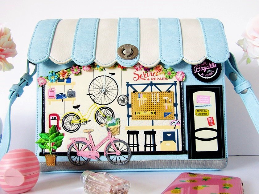 FrecklesandDots's tweet image. [AD] New on the blog today, my review of this beautiful cruelty-free La Bicyclette de Vendula Box Bag from @VendulaLondon! Spoiler alert: I love it! polkaspotsandfreckledots.blogspot.com/2019/03/vendul… #vendulalondon #labicyclettedevendula #boxbag #bags #vegan #crueltyfree #fbloggers #psbloggers #fashion