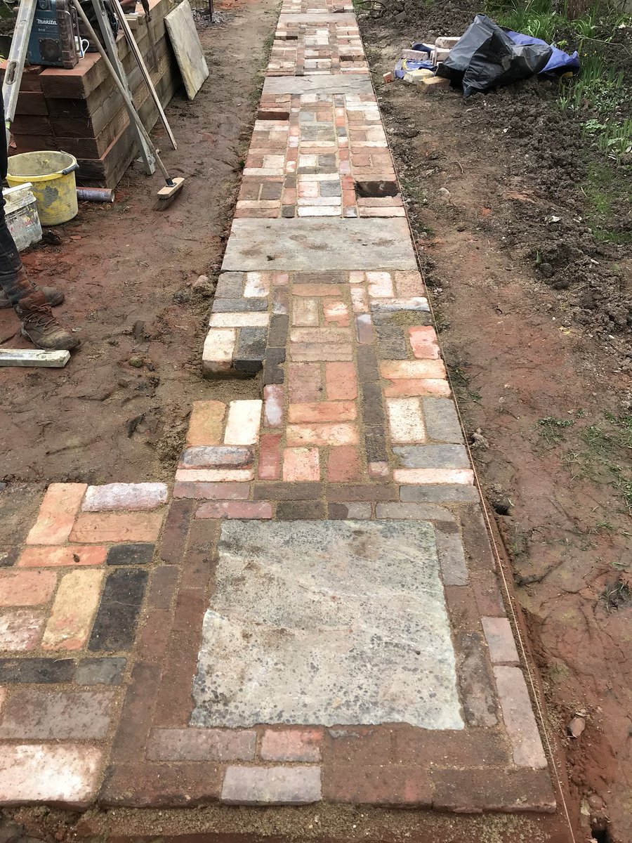 BuckinghamsLand's tweet image. The ponds filled up and the details are going in on our Hurstpierpoint project. Lovely to use reclaimed materials again #hardlandscapingdesign #patios #landscapedesign #hardlandscaping #koiponds #reclaimed