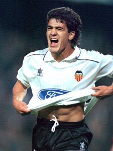 Hobbys_life's tweet photo. Ariel "Burrito" Ortega celebrando su gol en la gran remontada al Barça,del 3-0 al 3-4 (1998) https://t.co/uIgsLlTYZS
