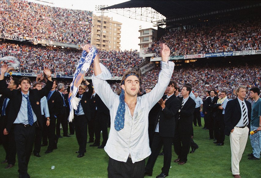 Hobbys_life's tweet photo. Don Claudio López celebrando el título de Copa'99 en Mestalla #VCFCentenario https://t.co/TDkK1hHmRd