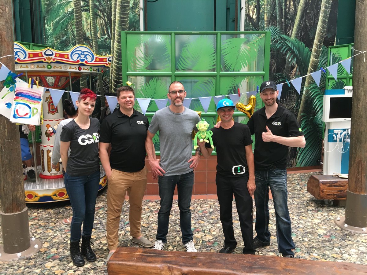 GameChangerOrg's tweet photo. This #GamersGiveBack Tour stop at @captainstarship Childrens Hospital in Auckland featured a very special guest @KennyRoy creator of #iHopeGame!

#playgamesfeelbetter
#childlifemonth
#deliveringhope 🚚 💚 https://t.co/R88jYv0NNb