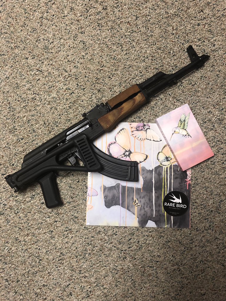 MusicMedPodcast's tweet photo. #hummingbirdfly book✅ audio book on wax with #judeangelini reciting it ✅ ak-47 with a folding stock✅✅✅ always finding inspiration from @rude_jude @rarebirdlit ✅✅✅✅ #rudejude #shade45 #musicallymeditated #Siriusxm #VinylAlbums #IndependentRadio #independentbooks https://t.co/YLcfUs28Fo