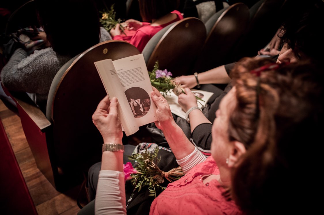 📚🌺 Tras a marabillosa xornada de hoxe, Día Mundial da Poesía, mañá venres continuamos coa programación do #AlguénqueRespira. Estaremos ao longo de todo o día, desde ás 11.30 h da mañá, no #TeatroPrincipal. E sábado, de novo á mesma hora!
👉 https://alguenquerespira.gal/