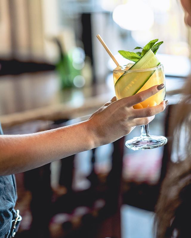 🌷Spring has sprung! Enjoy a Pimm’s Cup on our patio and bask in the sun ☀️.
.
.
.
.
#deveresdavis #irishpub #publife #spring #pimmscup #notyouraveragepub