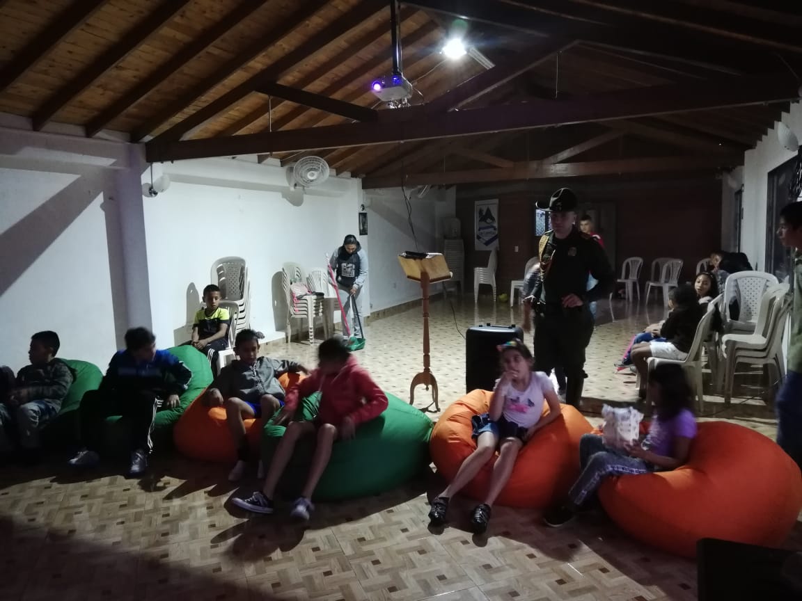 CarabinerosCol's tweet image. Nuestros Carabineros de la metropolitana del Valle de Aburrá #MEVAL lideran actividad de "Cine al campo", compartiendo con los niñ@s de la vereda Las Lomitas en #Sabaneta #SISER #JuntosPorLaNiñez