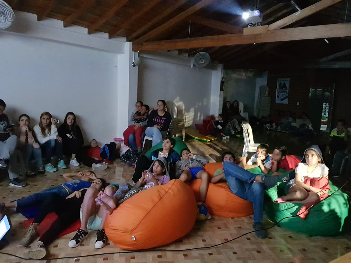 CarabinerosCol's tweet image. Nuestros Carabineros de la metropolitana del Valle de Aburrá #MEVAL lideran actividad de "Cine al campo", compartiendo con los niñ@s de la vereda Las Lomitas en #Sabaneta #SISER #JuntosPorLaNiñez