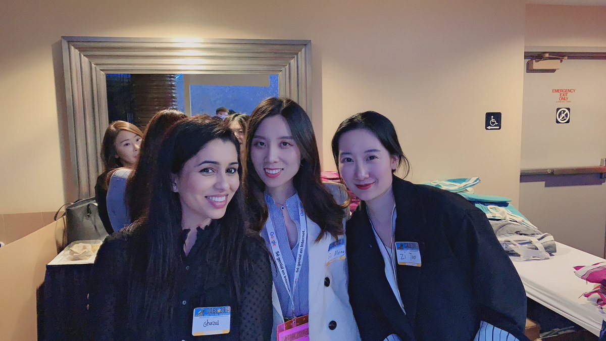 QIMENG90534486's tweet photo. Having fun with my classmates here volunteering at the Registration for Tote Pickup. We love this work! #pepperdineTESOL @PeppGSEP #CABE2019 @CABEBEBILINGUAL https://t.co/iDwCCTb8Pv