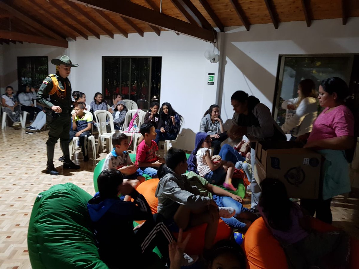 CarabinerosCol's tweet image. Nuestros Carabineros de la metropolitana del Valle de Aburrá #MEVAL lideran actividad de "Cine al campo", compartiendo con los niñ@s de la vereda Las Lomitas en #Sabaneta #SISER #JuntosPorLaNiñez