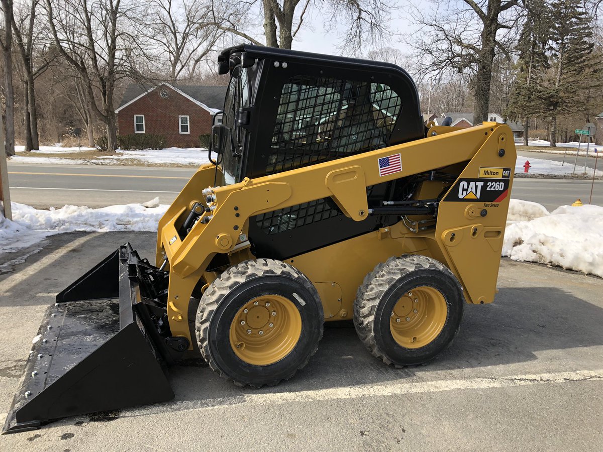 CountryTruValue's tweet photo. Just like you wouldn't attempt to clean your driveway with a toothbrush, you shouldn't attempt to complete a BIG landscaping job with only a shovel and wheelbarrow!Whether your landscaping needs are big or small, we have you covered. #countrytruevaluerental https://t.co/Z7xBIkSpL3