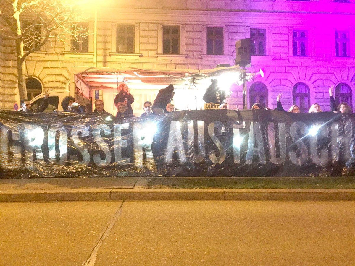 Unter Fußballfans ist es üblich, dass Gruppierungen sich auflösen, wenn sie ihren Banner verlieren. Wir hoffen, die Identitären halten sich an diese Tradition, da sie offenbar ihren Banner verloren haben.
#wiederdonnerstag