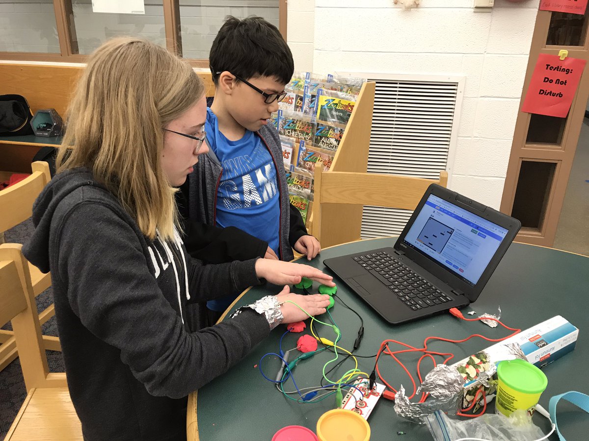 EdTechSmith's tweet photo. This 5th grade girl taught herself how to set up the @makeymakey controller to play a @scratch game she created. Now she is showing a 3rd grade boy how to use it #girlpower #girlswhocode #rlcodes #mentorship @pvelemschool #rlpride https://t.co/vjrC2Mewy4