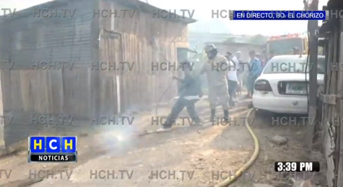HCHTelevDigital's tweet photo. Urge asistencia de @EnergiaHonduras en la col. #Divanna sector El Chorizo donde se registra un incendio que consumió al menos 4 viviendas y hay cables de alta tensión que dificulta la labor de @BomberosHn https://t.co/qelHOGPHcv