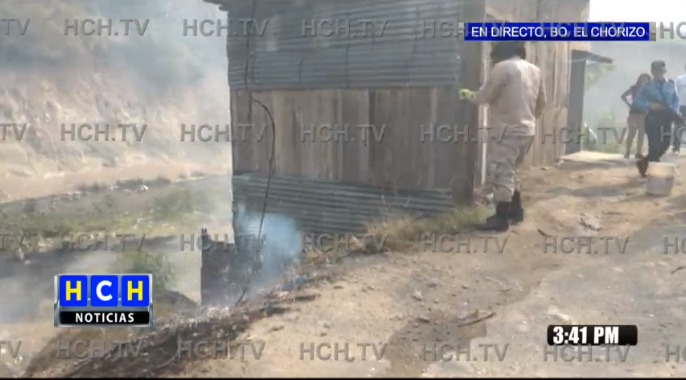 HCHTelevDigital's tweet photo. Urge asistencia de @EnergiaHonduras en la col. #Divanna sector El Chorizo donde se registra un incendio que consumió al menos 4 viviendas y hay cables de alta tensión que dificulta la labor de @BomberosHn https://t.co/qelHOGPHcv