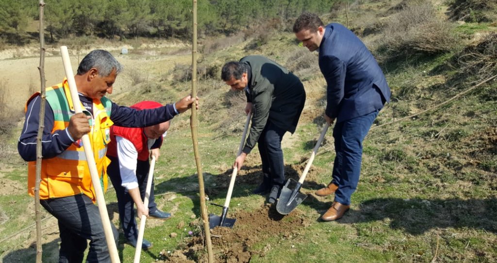 AldrinDalipi's tweet photo. Sot ne nismen e aktivisteve &amp; @aprtirana per mbjelljen e fidaneve ne Parkun e Vaqarit u bashkua me ne edhe kryesuesi i Kuvendit Komunal te Presheves Sami Salihi.Parku do kete dhe kontributin e vellezerve tane nga Presheva😊🌲🌿 https://t.co/es2uQW0zW8