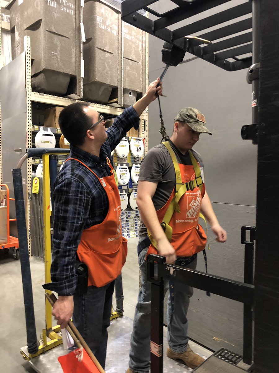 neelychrystal's tweet photo. In Focus Safety Day Day, Home Depot 6174, Spotter/ harness safety! @SimiensykAdam @ReannaFiss @Patrici31851374 https://t.co/2aRYaaZfZu
