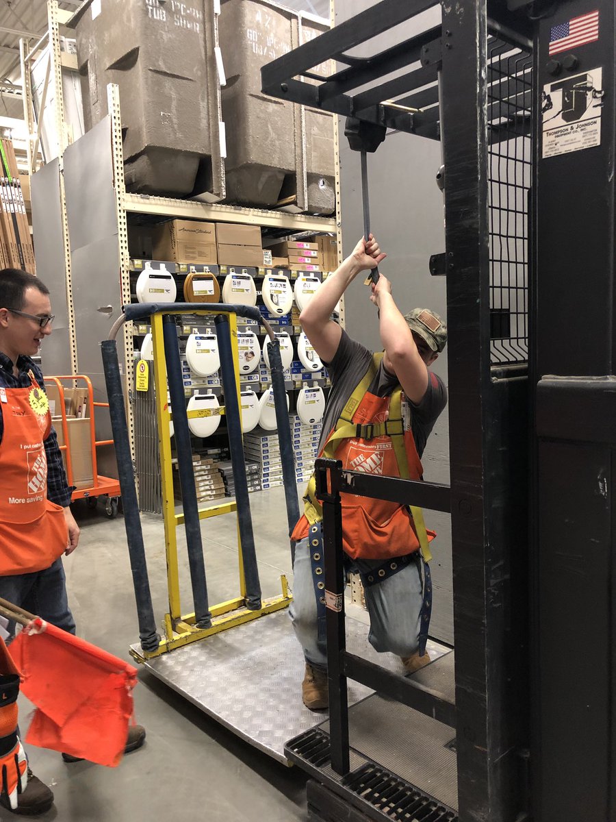 neelychrystal's tweet photo. In Focus Safety Day Day, Home Depot 6174, Spotter/ harness safety! @SimiensykAdam @ReannaFiss @Patrici31851374 https://t.co/2aRYaaZfZu