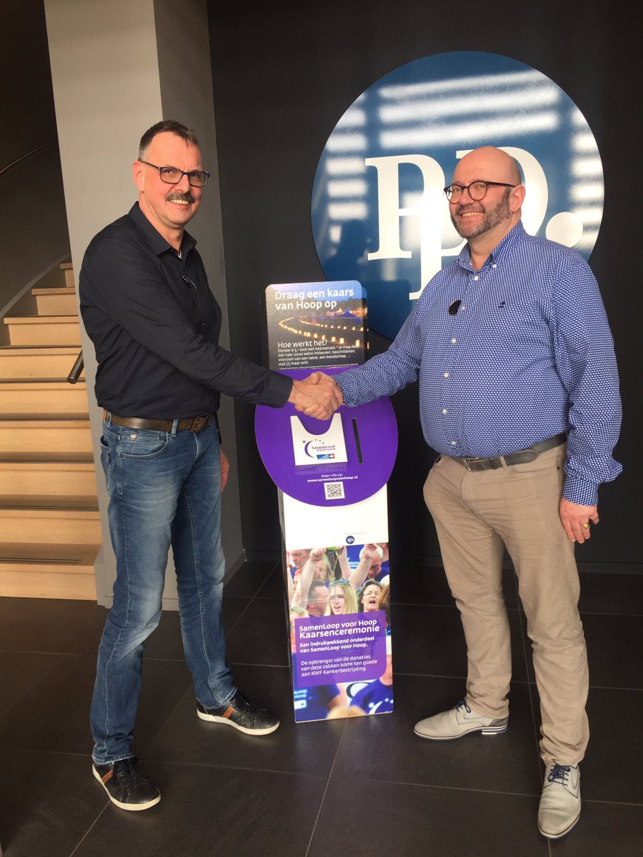 De eerste display overhandigd aan Eric Niessen, namens <a href="/PPDinstore/">PPD Instore</a>   Wij bieden ze gratis aan, omdat we de <a href="/SamenloopOss/">Samenloop Oss</a> graag sponsoren. Vanaf vrijdag 22 maart staan ze op diverse plastsen in <a href="/gemeenteoss/">Gemeente Oss</a>
