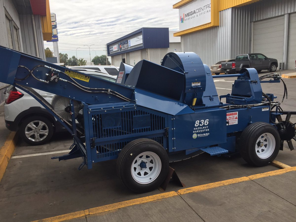 Una vez mas Agroimec en el primer día nacional del avellano europeo con máquinas de cosecha Weiss macnair en centro de eventos villa golf en maule, talca.