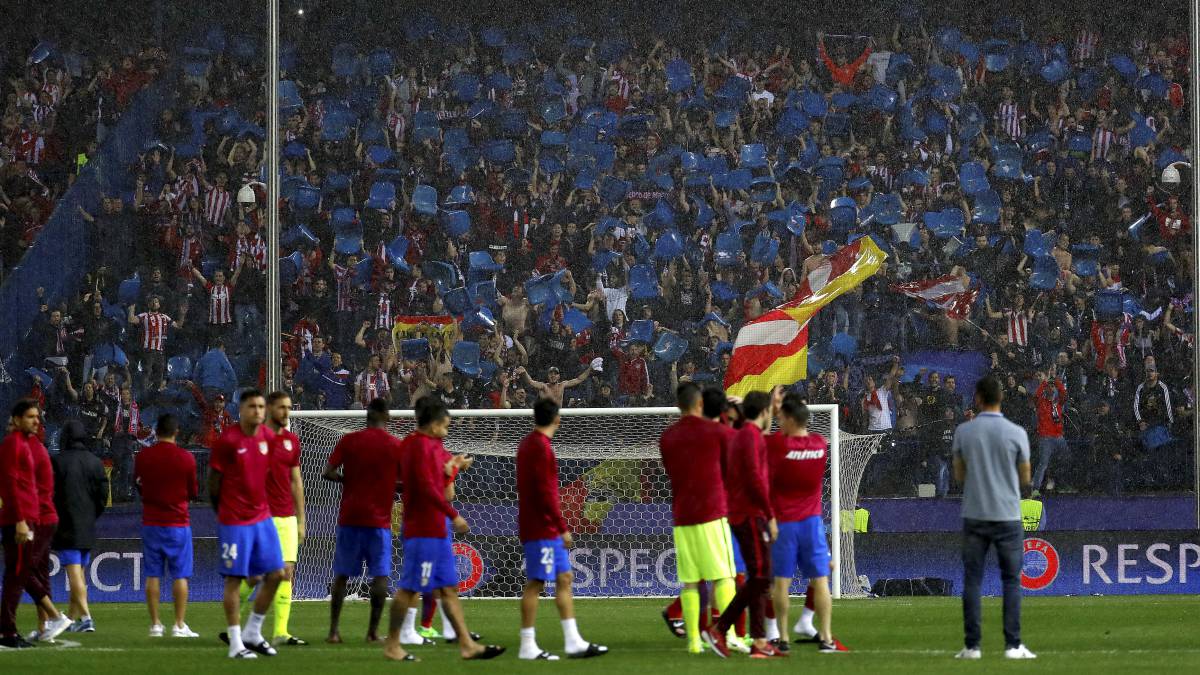 FA82Oficial's tweet photo. Pedimos a todos los atléticos que no compartan en sus redes sociales imágenes de la demolición del Calderón. Que no sea ese el último recuerdo que tengamos de nuestra casa. #EternoCalderon https://t.co/pWU6WhKvdH