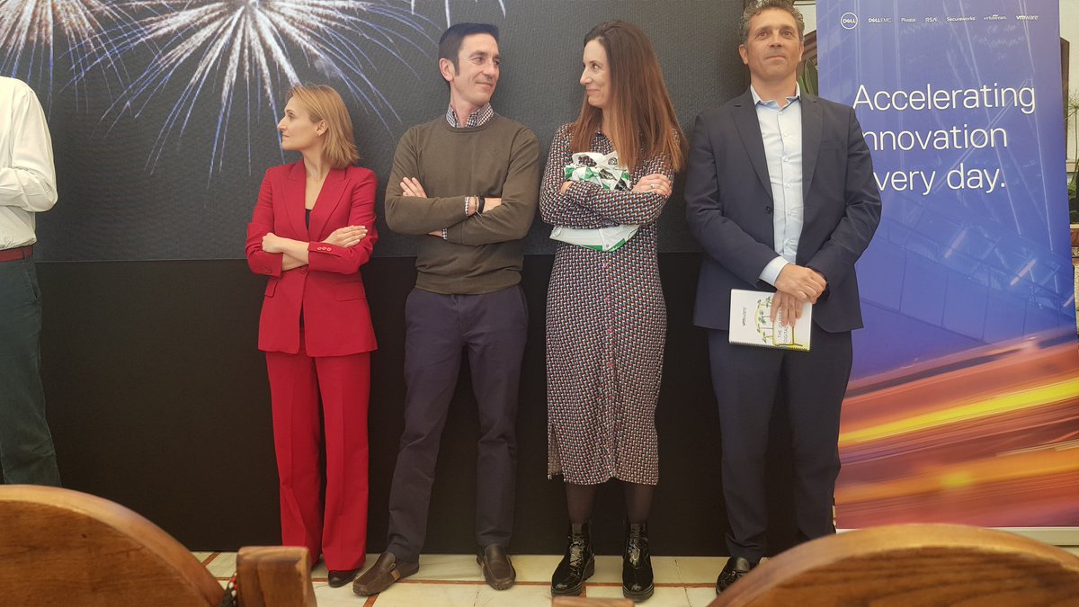 MaRodut's tweet photo. #Enhorabuena @FatimaAtDell por el reconocimiento recibido de @RicardoLabarga . #Gracias por tu contribución a @DellTech @DELLEMCSpain #FRScascade #Iwork4Dell https://t.co/19IWs8q6bU