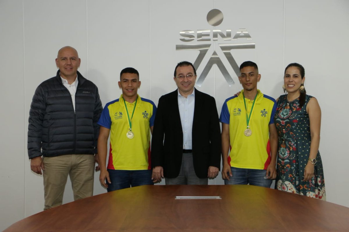 SENAComunica's tweet photo. #SomosSENA con el talento en las regiones | Nuestro director general @EstradaCarlosM se reúne con los ganadores de la medalla de oro en Mecatrónica de WorldSkils América. Estos aprendices de #Antioquia, le ganaron a los equipos de países como Brasil y El Salvador 🙌 https://t.co/4MVxEhHO6A