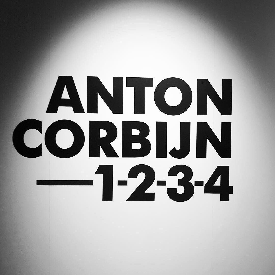 K_Michailidis's tweet photo. Fantastisk fotoudstilling af hollandske fotograf og musikvideoinstruktør Anton Corbijn, der med både humor og rå uperfekthed har fotograferet mange af mine favoritmusikere! https://t.co/DlBkJxJndb