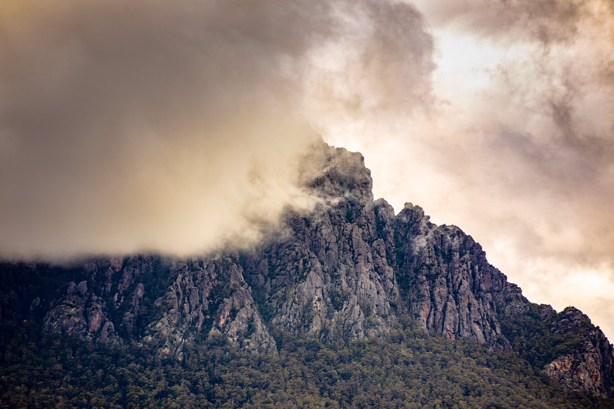 EaglesNest4U's tweet photo. It feels so close you can almost reach out and touch it. #mountroland #tasmania #specialviews photo credit: Summer Rain https://t.co/jJKq5n4zEU