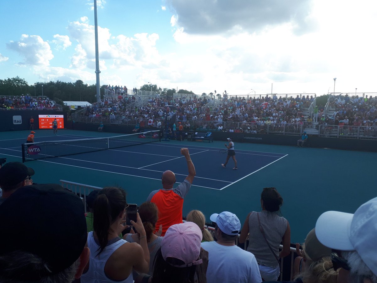 antoinedeshaies's tweet image. Bianca Andreescu accède au 2e tour du #MiamiOpen. Victoire de 4-6 7-6 et 6-2. Begu menait 5-1 en 2e manche. Grande tenacité.