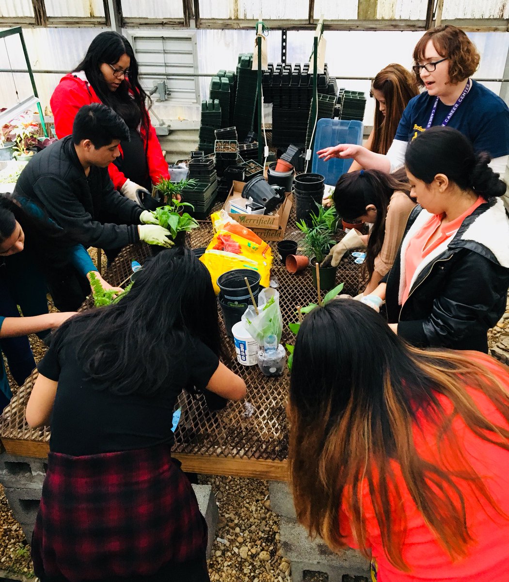 CTEResource's tweet image. Planting fun with @ACCHilt_Inst @AcadAcademy @cynkotakis for our indoor air quality study @APSCareerCenter @EcoActionArl #apsgreen