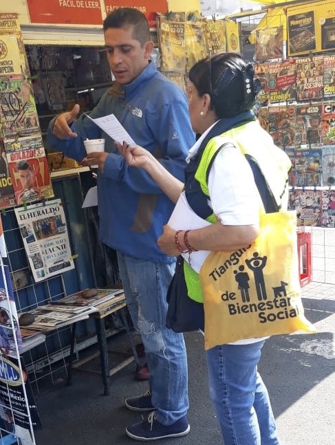 rosaicela_'s tweet photo. Promotores de la paz hablan con habitantes de @Alcaldia_Coy para concientizarlos sobre el peligro que representa tener un arma en casa e invitarlos a participar en #SíAlDesarmeSíALaPaz 🕊en la Parroquia San Juan Bautista en el Jardín Centenario. https://t.co/18ftiamuq7