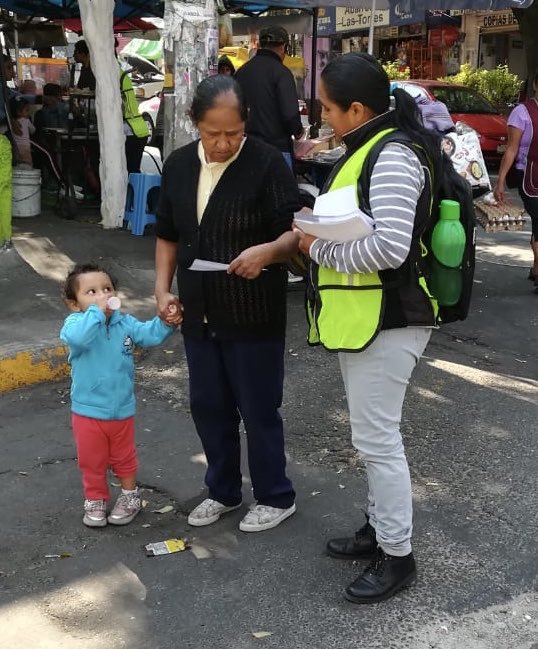 rosaicela_'s tweet photo. Promotores de la paz hablan con habitantes de @Alcaldia_Coy para concientizarlos sobre el peligro que representa tener un arma en casa e invitarlos a participar en #SíAlDesarmeSíALaPaz 🕊en la Parroquia San Juan Bautista en el Jardín Centenario. https://t.co/18ftiamuq7