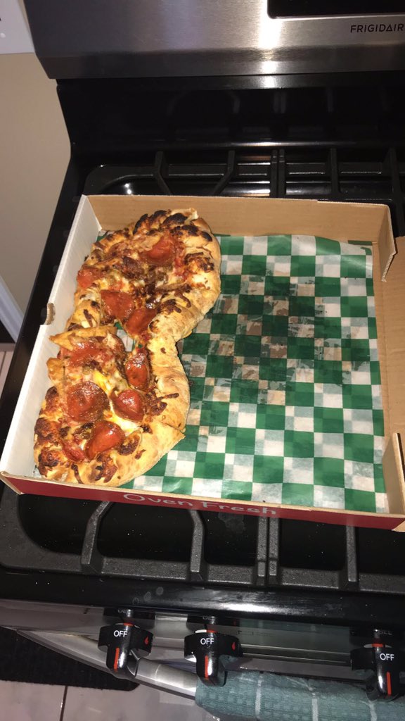 Matty_H30's tweet photo. When you order @Grubhub and this is the pizza that arrives... #dontknowwhethertolaughorcry https://t.co/lHSmN5S61L
