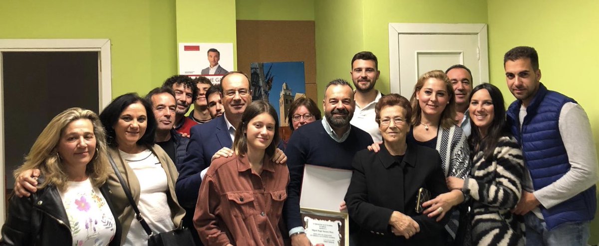 miguelangeltosc's tweet photo. Pensé que esto de los homenajes era cuando uno se retiraba... aún queda mucho por lo que luchar. Gracias al @PSOESalteras. Por esta sorpresa!! https://t.co/f2Dws9gJfB