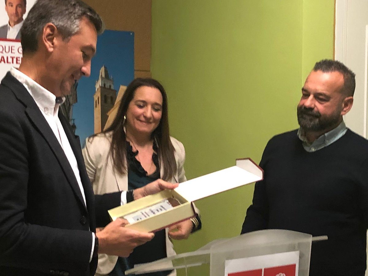 miguelangeltosc's tweet photo. Pensé que esto de los homenajes era cuando uno se retiraba... aún queda mucho por lo que luchar. Gracias al @PSOESalteras. Por esta sorpresa!! https://t.co/f2Dws9gJfB