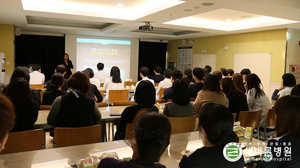 sebarun1's tweet image. [#세바른병원 #산업안전교육 실시]
금일 산업안전교육을 통해 병원 내와 일상생활에서도 일어날 수 있는 사고 예방을 위한 행동들을 배우는 시간을 가졌습니다.
평소 생활 속의 위험했던 요소로부터 자신을 지키는 방법을 생각해보면 좋겠습니다^^

▶ 전화상담 : 1588-3094
▶ 카카오톡 : @세바른병원