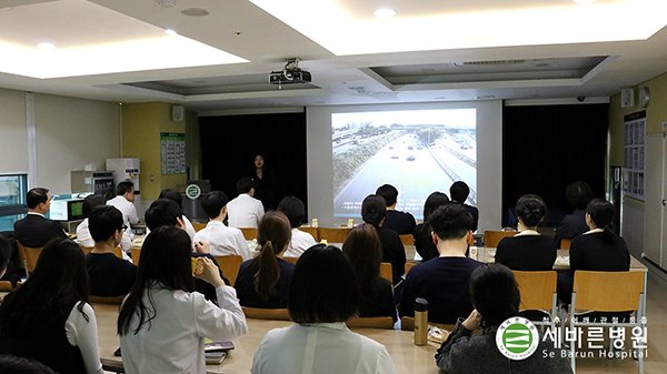 sebarun1's tweet image. [#세바른병원 #산업안전교육 실시]
금일 산업안전교육을 통해 병원 내와 일상생활에서도 일어날 수 있는 사고 예방을 위한 행동들을 배우는 시간을 가졌습니다.
평소 생활 속의 위험했던 요소로부터 자신을 지키는 방법을 생각해보면 좋겠습니다^^

▶ 전화상담 : 1588-3094
▶ 카카오톡 : @세바른병원