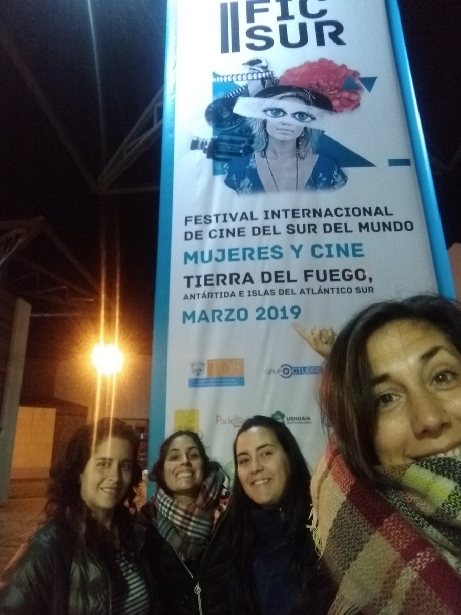 towandalove's tweet photo. No será #Cannes pero así vivimos el #Ficsur en #Ushuaia
#SueñoFlorianopolis
@anina_katz 💜 https://t.co/9dtBWhNmb7
