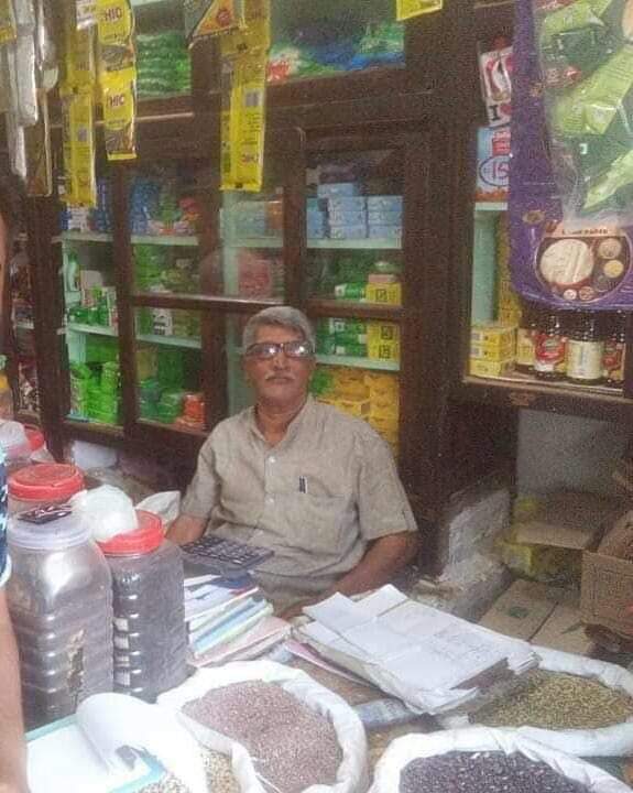 rajivtuli69's tweet photo. ये सुरेश जी हैं। गोआ के एक गांव में ये किराने की एक छोटी सी दूकान चलाते हैं।
अगले 10-12 दिनों तक यह दूकान बन्द रहेगी, क्योंकि हाल ही में इनके सगे भाई का स्वर्गवास हो गया है।
सुरेश जी के भाई, चार बार गोआ के मुख्यमंत्री/ भारत के रक्षा-मंत्री रहे थे। इनका पूरा नाम सुरेश पर्रिकर है। https://t.co/ZxinFR8QTQ