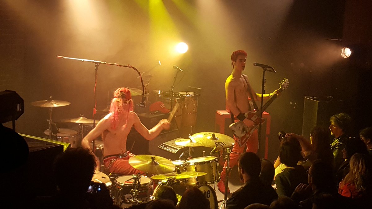 Yazidmanou's tweet photo. 2 frères corses 15 et 17 ans, The G, ont fait la première partie @yarolpoupaud @lamaroquinerie : Nirvanesque ! #Grunge #Loud #Fun @LivenationFR #TheGKids #Corse 😁👏🎸🎸👉 https://t.co/q4VGf1OTfF