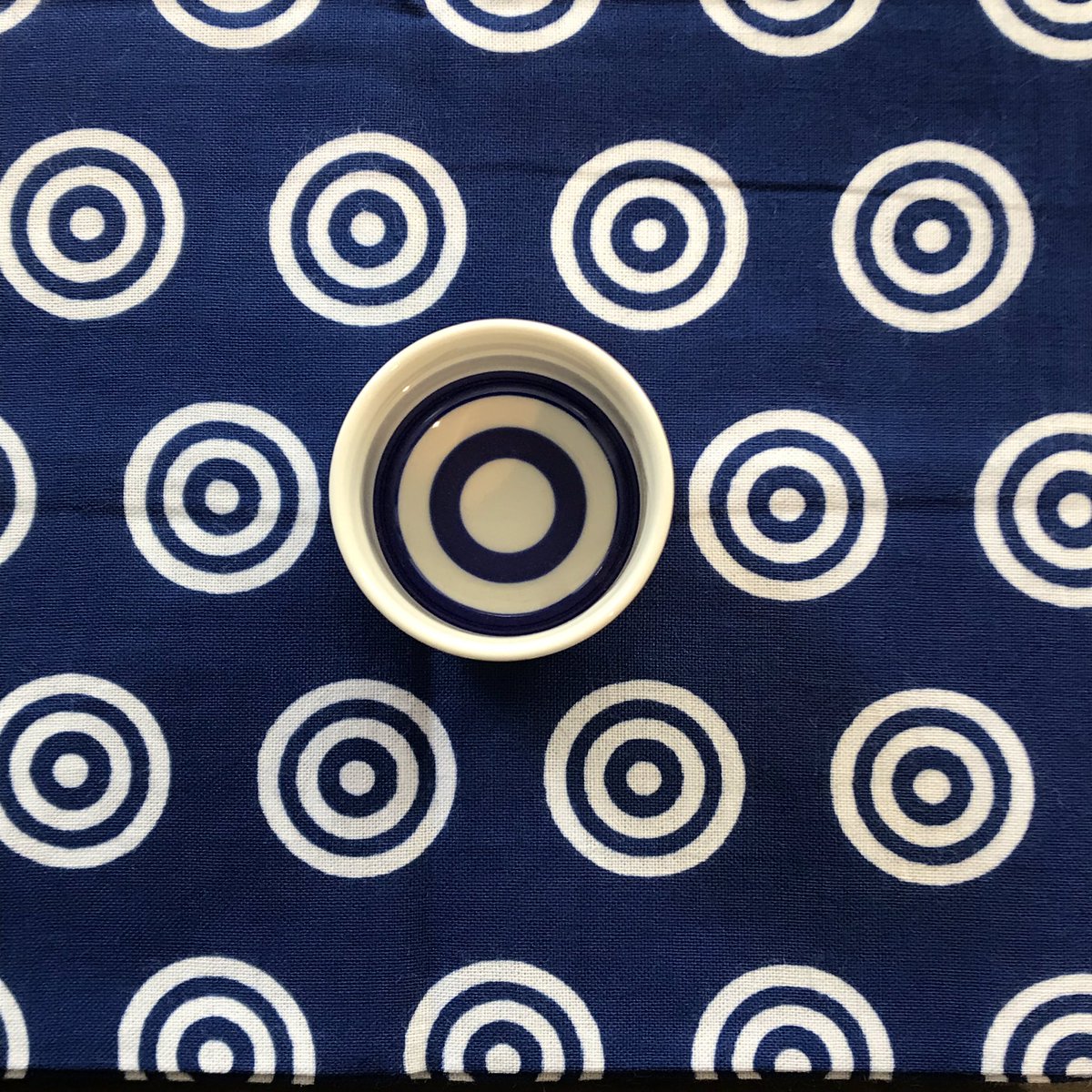 會津酒本田 かまわぬさんから新作の定番手ぬぐいや祝儀袋が入荷してきました 中でも一押しは もちろん利き猪口柄 これで酒瓶を包んだギフトもおススメです かまわぬ 手ぬぐい 利き猪口 利き酒 猪口 會津酒本田 会津の酒専門店 会津の酒