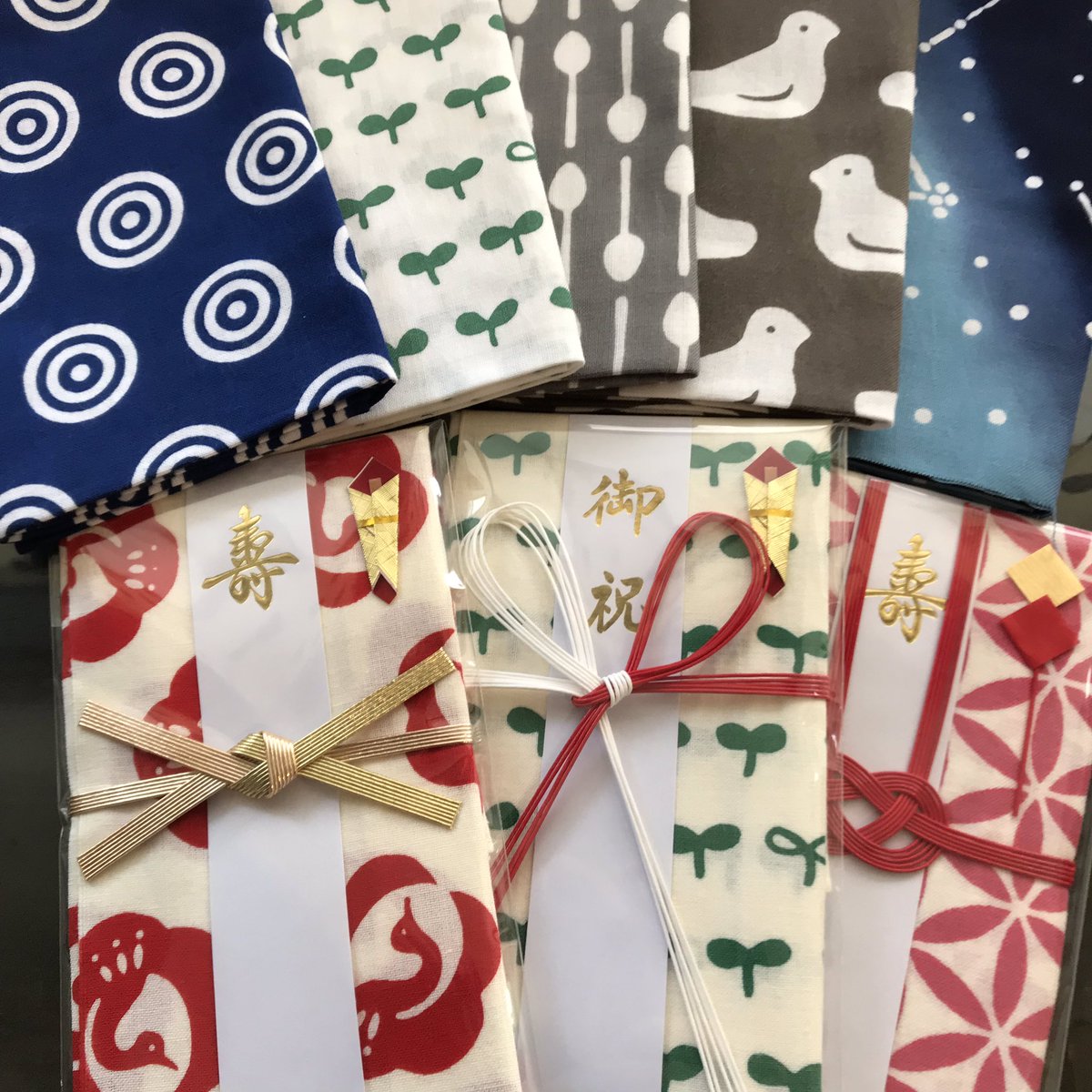 會津酒本田 かまわぬさんから新作の定番手ぬぐいや祝儀袋が入荷してきました 中でも一押しは もちろん利き猪口柄 これで酒瓶を包んだギフトもおススメです かまわぬ 手ぬぐい 利き猪口 利き酒 猪口 會津酒本田 会津の酒専門店 会津の酒