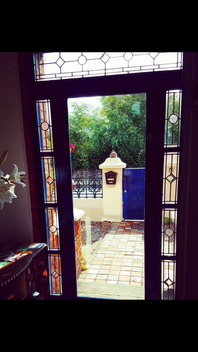 mommamaybemad1's tweet photo. Entranceway of the house where I stayed on #ClancysStrand for the 5 mos I was teaching @SEIC_UL on my @Fulbright_Eire . The view of the Shannon from my bedroom window, the herons and gulls, the parade of dogs. My heart was blessed because I lived here. @ImagesLimerick https://t.co/JUg0orGCuF