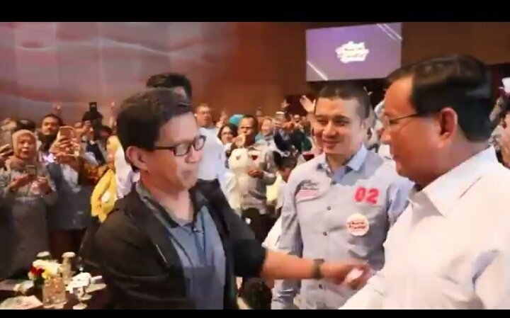 MuhammadMika031's tweet photo. @Gerindra Sama2 punya darah Menado. @prabowo & @rockygerung. 2 tokoh Berkaliber.
#02vsPKI
#02ProNU https://t.co/PcabCzh8u0