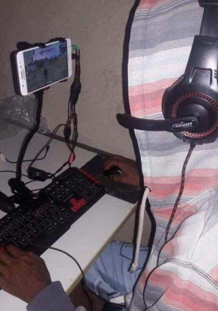 Battlefy's tweet photo. No one:

Absolutely no one:

Mobile players: https://t.co/Sj2kHYWzfK
